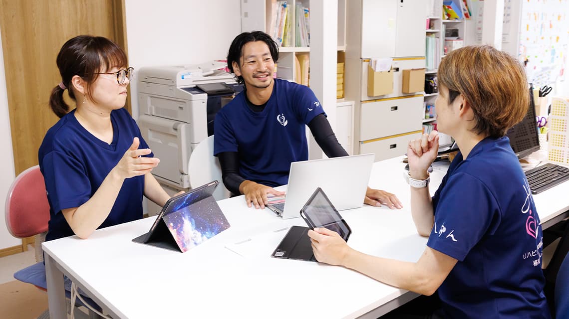 意見を交わし合う看護師や専門職のスタッフイメージ